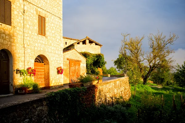 Dom w Toskanii w sunrise — Zdjęcie stockowe