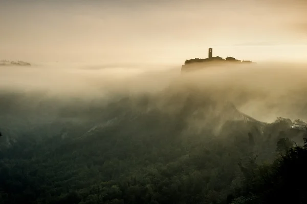 Civita di Bagnoregio ciudad en una niebla de la mañana . — Foto de Stock