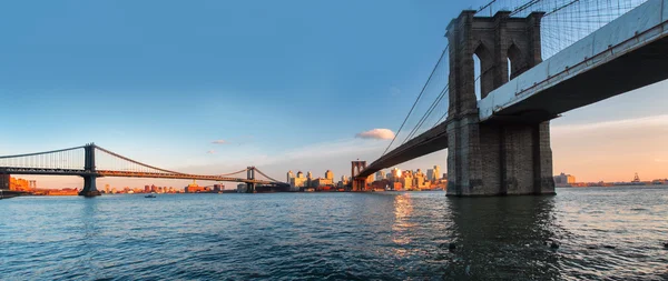 View from Manhattan to the Brooklyn bridge — 图库照片