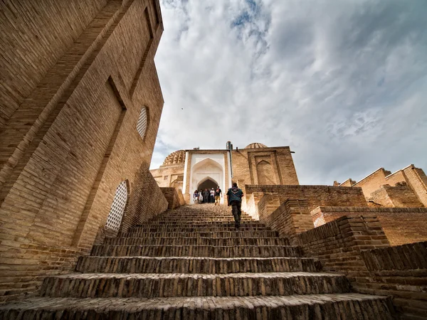 Tourists at Shah-I-Zinda memorial complex — Stok fotoğraf