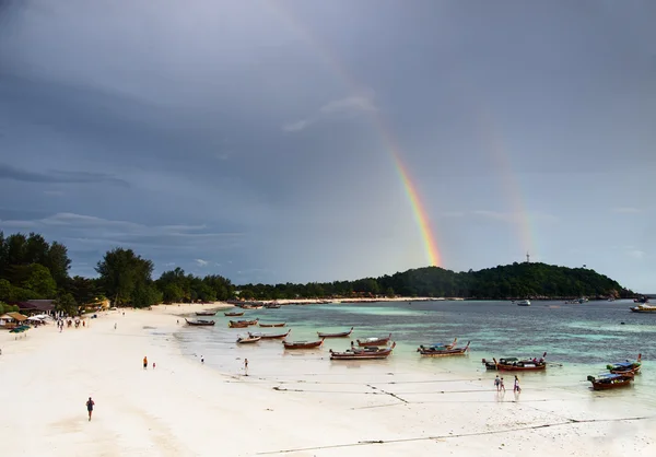 Arc-en-ciel sur plage tropicale — Photo