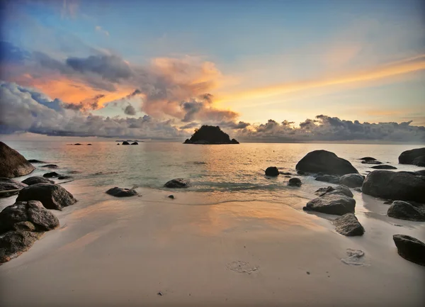 Sunrise at a tropical island — Stockfoto