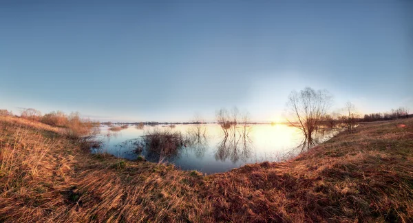 Frühlingssonnenaufgang auf einem Fluss. — Stockfoto