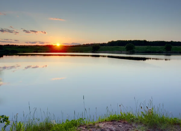 Nyári naplementében a tó. — Stock Fotó