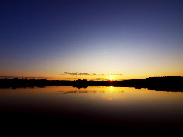 Kesä auringonlasku järvellä . — kuvapankkivalokuva