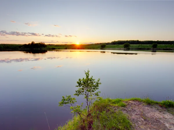 Pôr do sol de verão em um lago — Fotografia de Stock