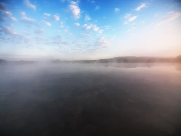 Köd a tó felett — Stock Fotó