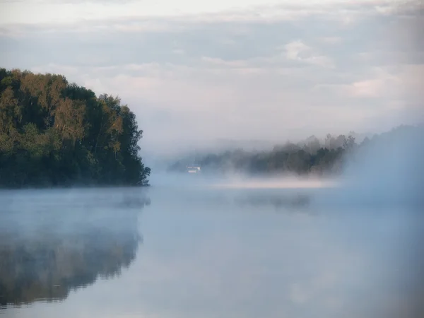 Niebla sobre el lago al amanecer — Foto de Stock