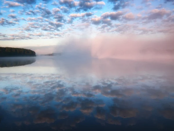 Туман над озером на рассвете — стоковое фото