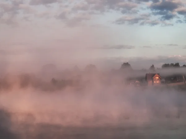 Mgła nad jeziorem — Zdjęcie stockowe