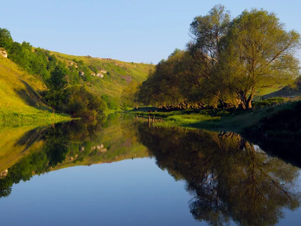 Paisaje con pequeño río — Foto de Stock