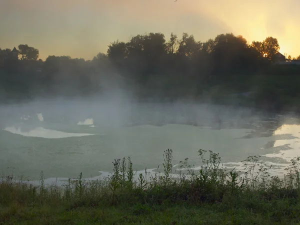 霧の湖の日の出 — ストック写真