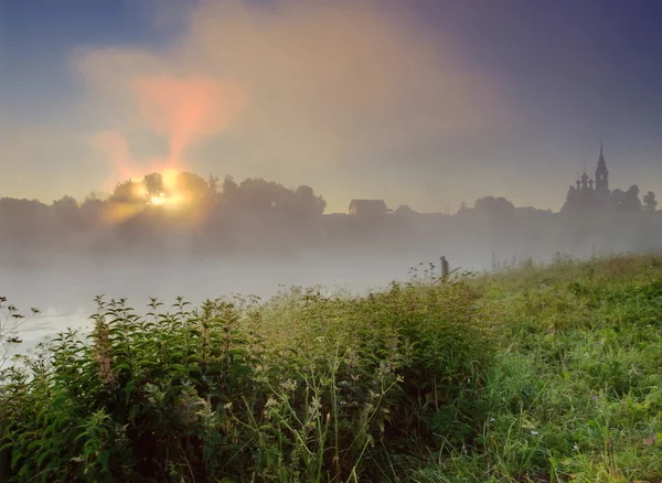 Сельский пейзаж ранним утром — стоковое фото