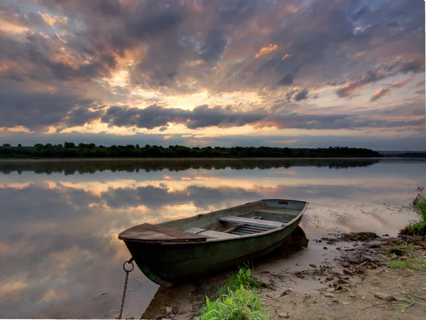 Båt på en flodstrand — Stockfoto