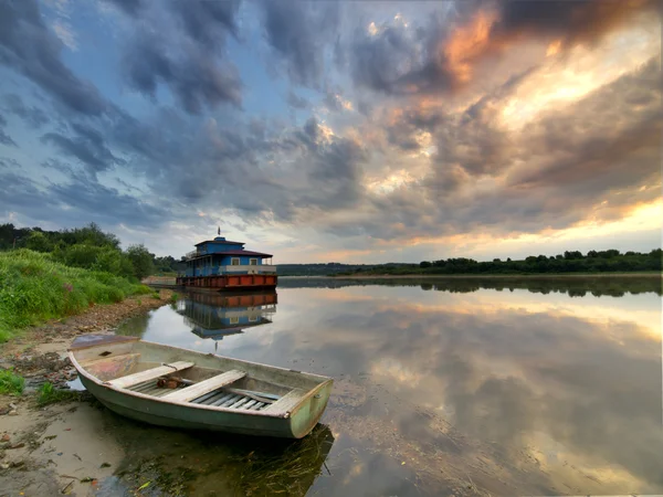 Schwimmende Seebrücke und Holzboot — Stockfoto