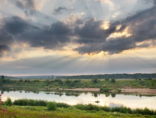 Raios de sol sobre campos e rios — Fotografia de Stock