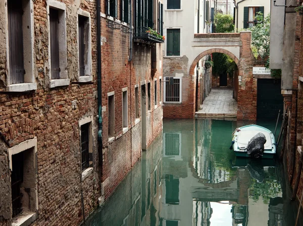 Empty street canal — Zdjęcie stockowe