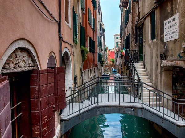 Bridge and windows in narrow street — Stock fotografie