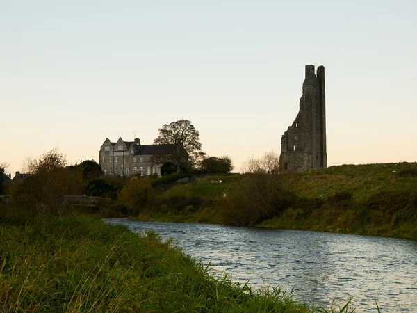 River Boyne and tower — 图库照片