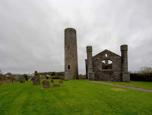 Руины церкви и башни — стоковое фото