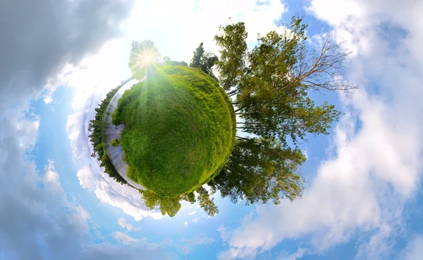 Planeta verde y cielo nublado — Foto de Stock