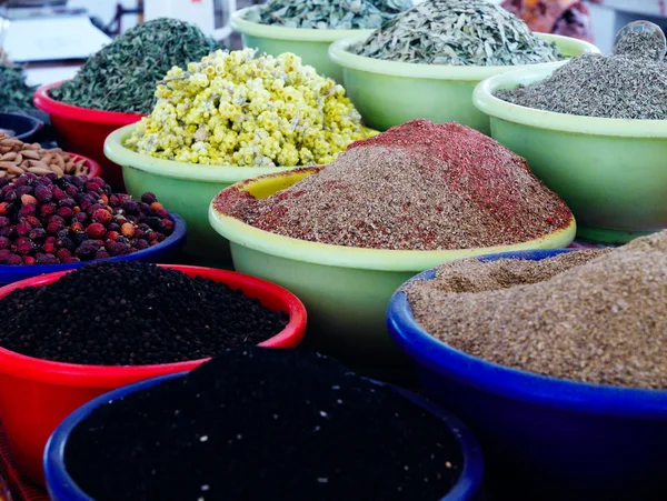 Especiarias e ervas aromáticas no mercado árabe — Fotografia de Stock