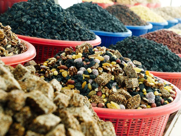 Frutos secos y dulces en el mercado árabe . —  Fotos de Stock