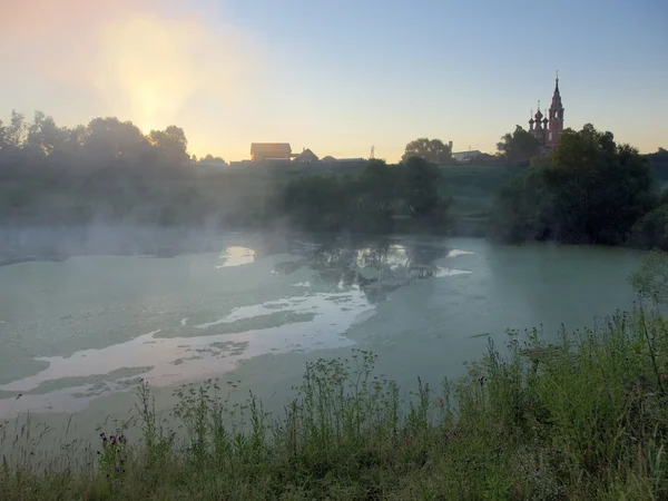 Východ slunce nad zamlžené jezero Stock Snímky