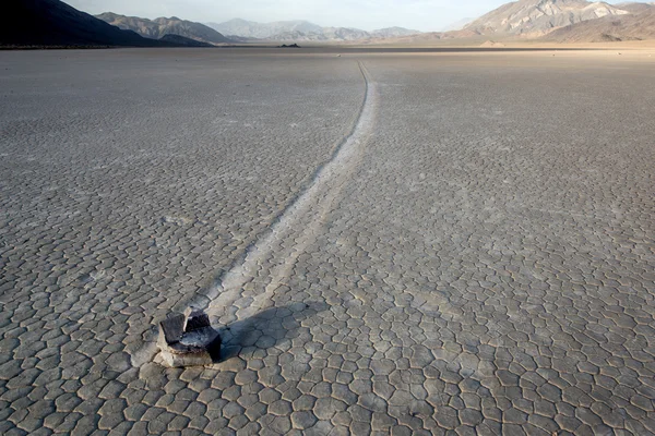 Żeglarstwo kamień w Racetrack Playa. — Zdjęcie stockowe