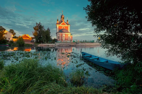 Дерев'яний човен і церква — стокове фото