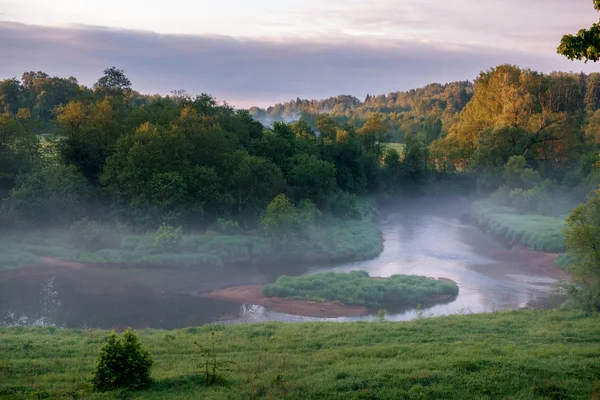 Río rural al amanecer — Foto de Stock