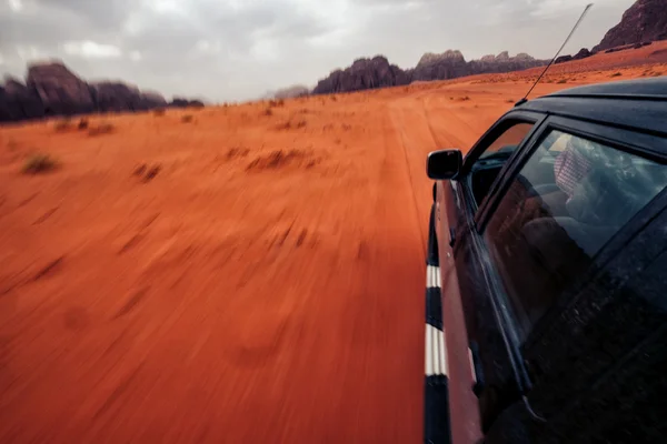 Viaje todoterreno en el desierto de Wadi Rum . — Foto de Stock