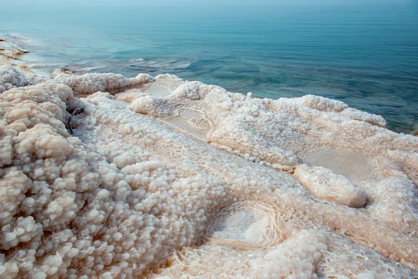 Kristalliserad salt täcker stranden — Stockfoto