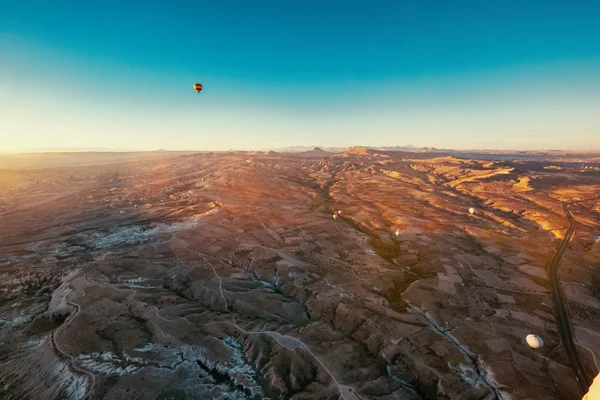 Ochtend vlucht boven Goreme vallei — Stockfoto