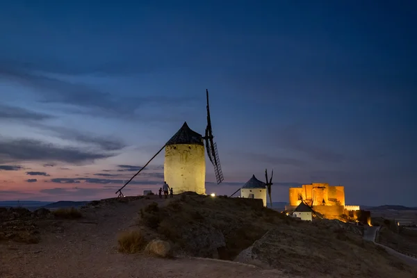 Paisagem noturna com moinhos de vento — Fotografia de Stock