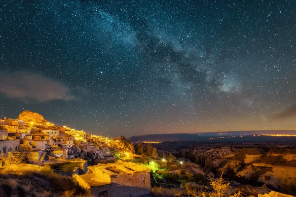 Vue nocturne de la ville d'Uchisar — Photo