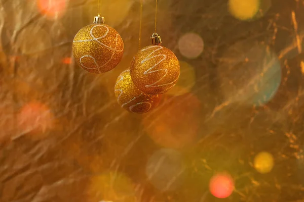 テキスト はがきテンプレートのためのスペースとぼやけたボケの背景に対する黄金のクリスマスの装飾 — ストック写真