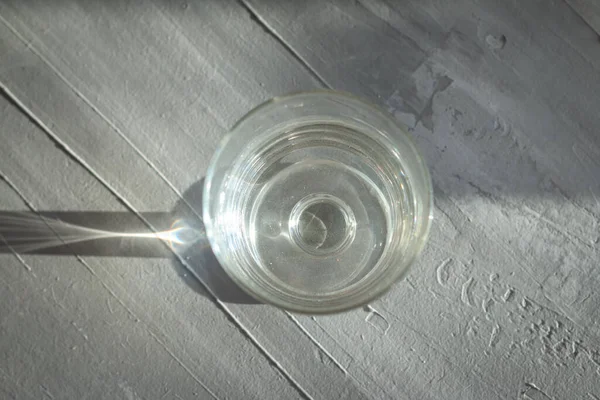 灰色背景的水杯 带有抽象的光和阴影 — 图库照片