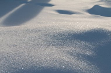 Kar yüzeyi dokusu güneş ışığı, soğuk kış havası fotoğrafçılığı.