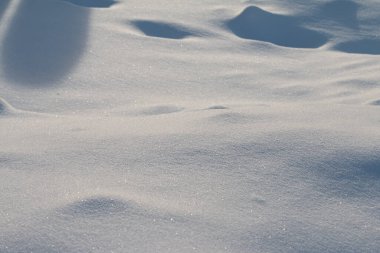 Kar yüzeyi dokusu güneş ışığı, soğuk kış havası fotoğrafçılığı.