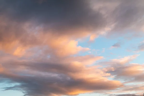 蓬松的橙色云彩在蓝色落日的天空中 美丽的自然背景 薄膜颗粒噪声效应 — 图库照片