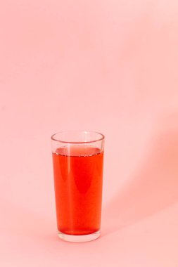 Pembe arka planda kırmızı böğürtlen suyu, tek renkli