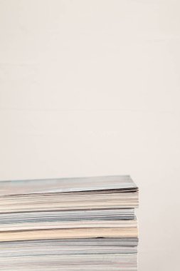 Beyaz arkaplana karşı şarjör yığını, metin için boş alan