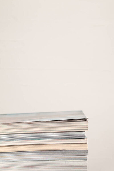 стопка журналов на белом фоне, пустое место для текста