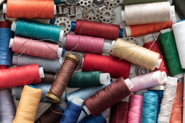 Bir makara çok renkli iplik. Yavaş moda ve ev dikme konsepti