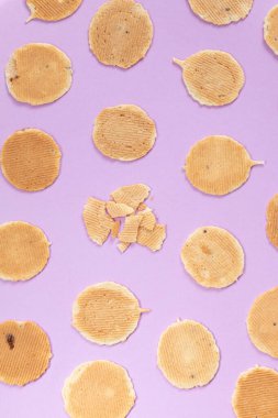 Mor arka planda ev yapımı kurabiyeler, yaratıcı yemek fotoğrafçılığı.