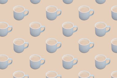 Açık bej arka planda sade sütlü kahve fincanı deseni