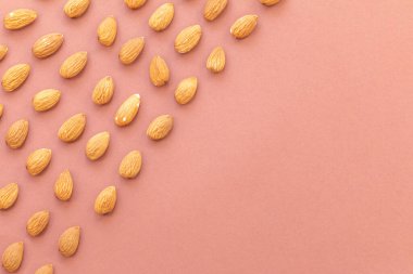 Kahverengi arka planda bir grup fındık, sağlıklı gıda konsepti, metin için boş alan
