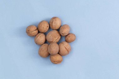 Mavi arkaplanda bir grup ceviz