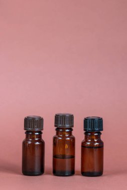 Kahverengi zemin üzerinde üç cam yağ kabı